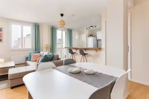 NEW! 2× two-bedroom apartments with outdoor spaces,parking, by the Garonne River