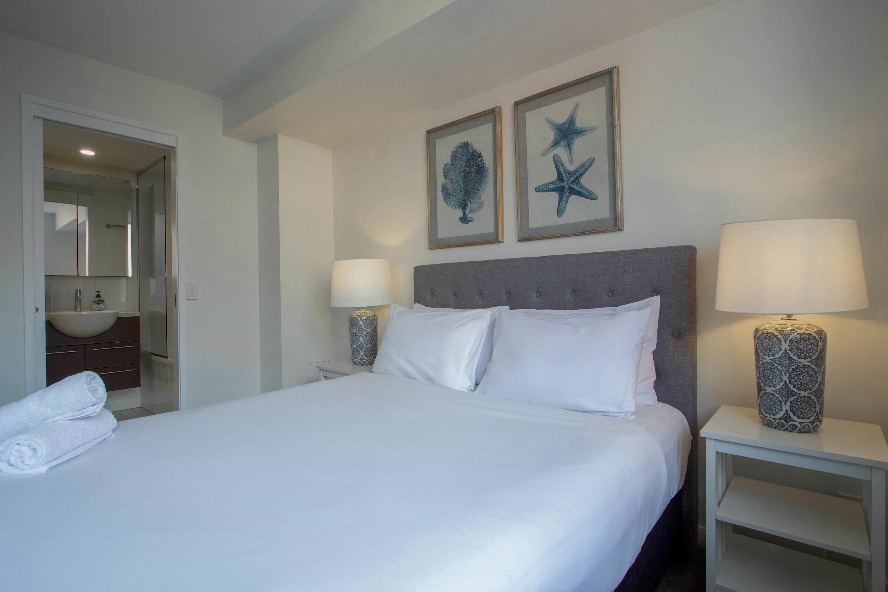 Fer et planche à repasser, accès Internet, draps fournis