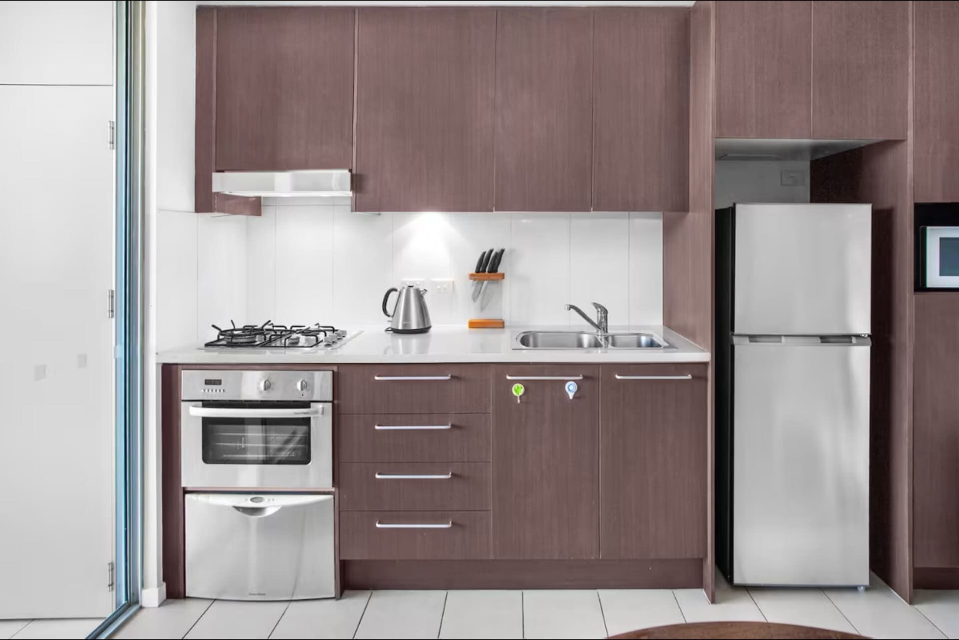 Coffee/tea maker, fridge, microwave, oven