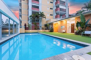 Pool - Stylish 2 BDR Apt Near QUT And RBWH With Parking (Kelvin Grove)