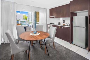 Fridge, microwave, oven, stovetop - Stylish 2 BDR Apt Near QUT And RBWH With Parking (Kelvin Grove)