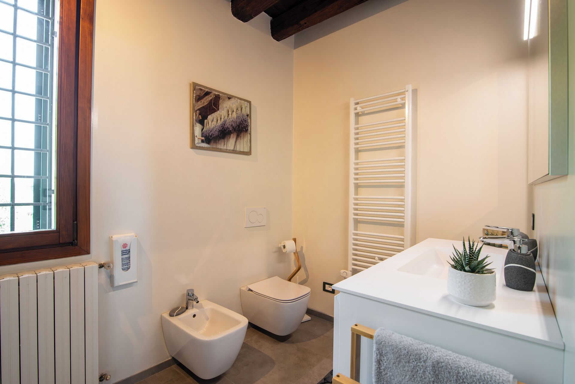 Bruser, hårtørrer, bidet, håndklæder