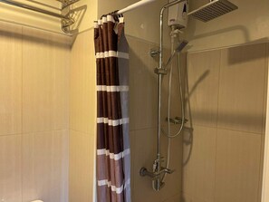 Shower, hair dryer, bidet, towels - Shell Residences MOA 14th C 1BR with balcony pool view By darpm (Pasay City)