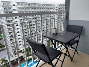 Outdoor dining - Shell Residences MOA 14th C 1BR with balcony pool view By darpm (Pasay City)
