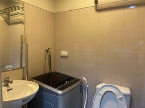Shower, hair dryer, bidet, towels - Shell Residences MOA 14th C 1BR with balcony pool view By darpm (Pasay City)