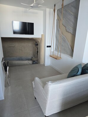 Een smart-tv en boeken