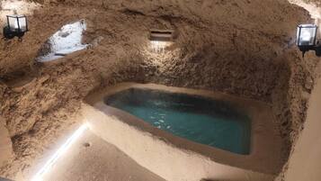 Una piscina techada, una piscina climatizada