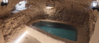 Cueva Micaela. Piscina en cueva y vistas al mar.