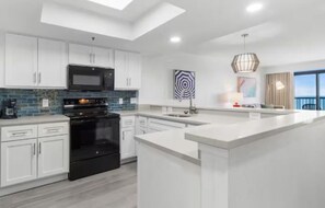 Jääkaappi, mikroaaltouuni, kahvin-/teenkeitin