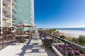 Outdoor dining - Seaside Paradise | Pools, Lazy River & Spa Near Family Kingdom, Golf & Broadway (Myrtle Beach)