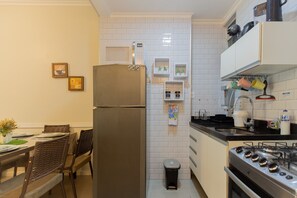 Wasserkocher mit Kaffee-/Teezubehör, Kühlschrank, Mikrowelle, Ofen