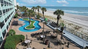Un complexe hôtelier doté d’une piscine, d’une plage et d’espaces de détente en plein air.