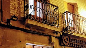A building with a sign reading "RUTI EVINO" and a balcony with wrought iron railings. - La Casa de Lorenzo, complete & practical accommodation. In Laguardia center! (Laguardia)