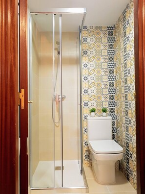 Bruser, miljøvenlige toiletartikler, hårtørrer, bidet