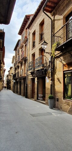 La Casa de Lorenzo, complete & practical accommodation. In Laguardia center!