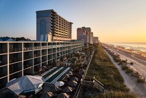 On the beach - Myrtle Beach Oceanview | Pools, Hot Tubs, Bar + Steps to SkyWheel & Ripley’s (Myrtle Beach)