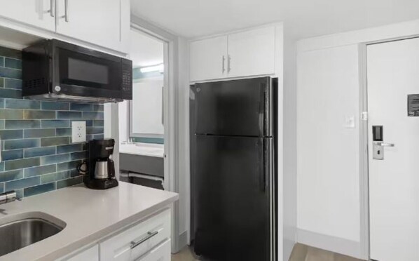 Kühlschrank, Mikrowelle, Wasserkocher mit Kaffee-/Teezubehör