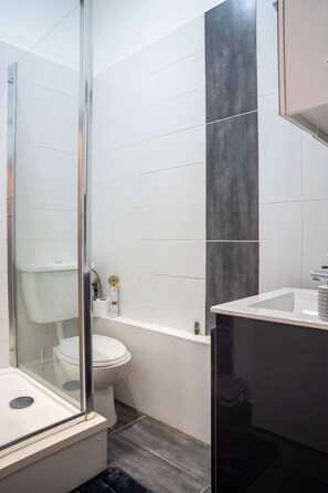 Hair dryer, towels, soap, toilet paper - Waterloo | Southbank | Modern 1-Bedroom apartment (London)