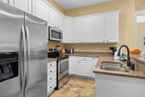 Een koelkast, een microgolfoven, een kookplaat