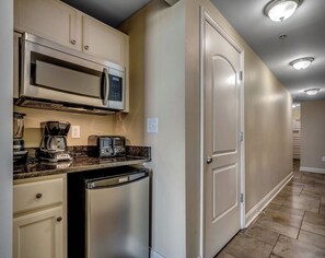 Jääkaappi, mikroaaltouuni, kahvin-/teenkeitin