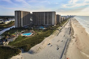 On the beach - Beach Condo with Pools, Lazy River & Hot Tubs—Walk to Dining and Shopping (North Myrtle Beach)