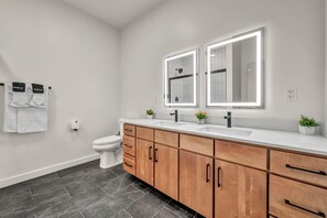 Executive Apartment, 1 King Bed with Sofa bed, Non Smoking, Kitchen | Bathroom | Shower, hair dryer, towels, soap - Baricelli (Cleveland)