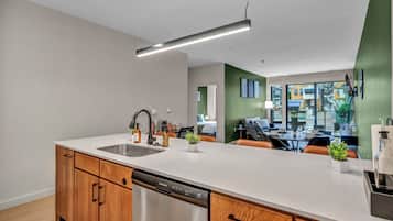 Leilighet – executive, 1 kingsize-seng med sovesofa, ikke-røyk, kjøkken | Eget kjøkken | Kjøleskap, mikrobølgeovn, ovn og oppvaskmaskin