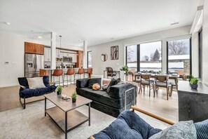 Deluxe Apartment, 2 Bedrooms, Non Smoking, Kitchen | Living area - ROVE LIVING/KB - Baricelli (Cleveland)