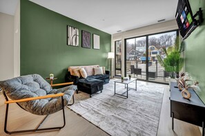 Executive Apartment, 1 King Bed with Sofa bed, Non Smoking, Kitchen | Living area - Baricelli (Cleveland)