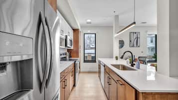 Leilighet – deluxe, 2 soverom, ikke-røyk, kjøkken | Eget kjøkken | Kjøleskap, mikrobølgeovn, ovn og oppvaskmaskin