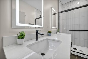 Appartement Exclusif, 1 chambre, non-fumeurs, balcon | Salle de bain | Douche, sèche-cheveux, serviettes fournies, savon