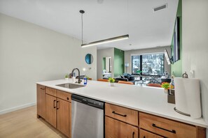 Full-size fridge, microwave, oven, dishwasher