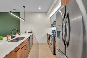 Lägenhet Executive - 1 kingsize-säng med bäddsoffa - icke-rökare - kök | Eget kök | Stort kylskåp, mikrovågsugn, ugn och diskmaskin