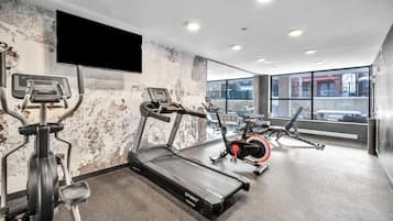 Executive Apartment, 1 King Bed with Sofa bed, Non Smoking, Kitchen | Fitness facility