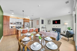 Luxury Apartment, 2 Bedrooms, Non Smoking, 2 Bathrooms | Living area - ROVE LIVING/KB - Baricelli (Cleveland)