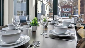 Leilighet – deluxe, 2 soverom, ikke-røyk, kjøkken | Spiseområde på rommet