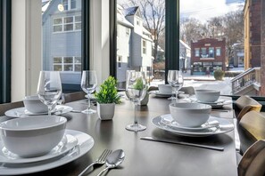Deluxe Apartment, 2 Bedrooms, Non Smoking, Kitchen | In-room dining