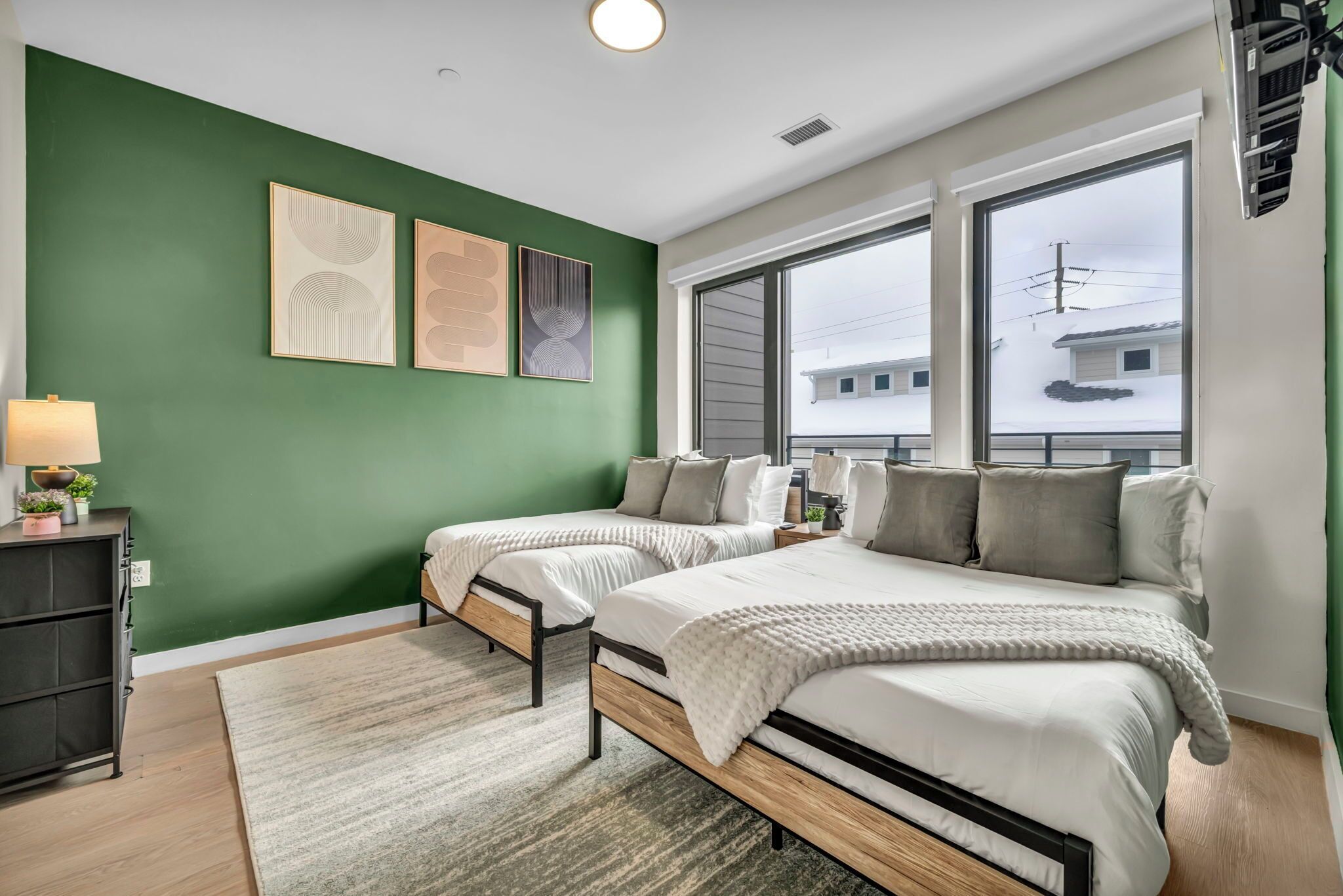 奢华公寓, 2 间卧室, 无烟房 | 办公桌、笔记本电脑工作区、遮光窗帘、熨斗/熨衣板