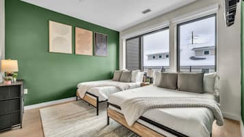 Apartemen Mewah, 2 kamar tidur, Bebas Asap Rokok | Meja kerja, ruang kerja ramah laptop, dan tirai kedap cahaya