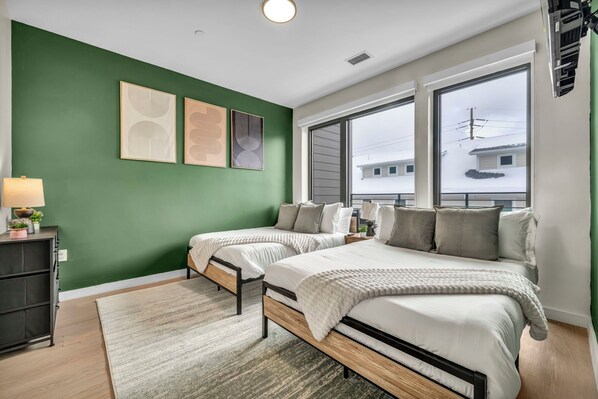 Apartemen Mewah, 2 kamar tidur, Bebas Asap Rokok | Meja kerja, ruang kerja ramah laptop, dan tirai kedap cahaya