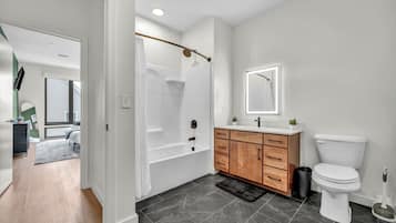 Apartemen Mewah, 2 kamar tidur, Bebas Asap Rokok | Kamar mandi | Shower, pengering rambut, handuk, dan sabun