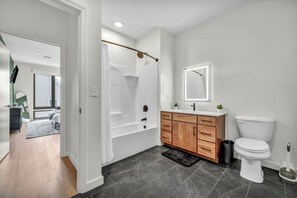 Apartemen Mewah, 2 kamar tidur, Bebas Asap Rokok | Kamar mandi | Shower, pengering rambut, handuk, dan sabun