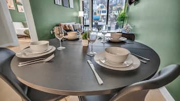 Executive Apartment, 1 King Bed with Sofa bed, Non Smoking, Kitchen | Dining