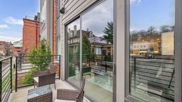 Executive Apartment, 1 King Bed with Sofa bed, Non Smoking, Kitchen | Terrace/patio