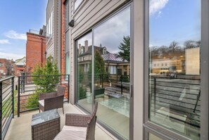 Executive Apartment, 1 King Bed with Sofa bed, Non Smoking, Kitchen | Terrace/patio - ROVE LIVING/KB - Baricelli (Cleveland)