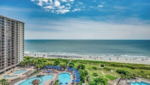 Un hôtel doté de plusieurs piscines, d’une plage et offrant une vue sur l’océan.