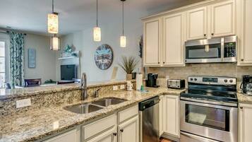 Frigorifero, microonde, piano cottura, macchina per tè/caffè