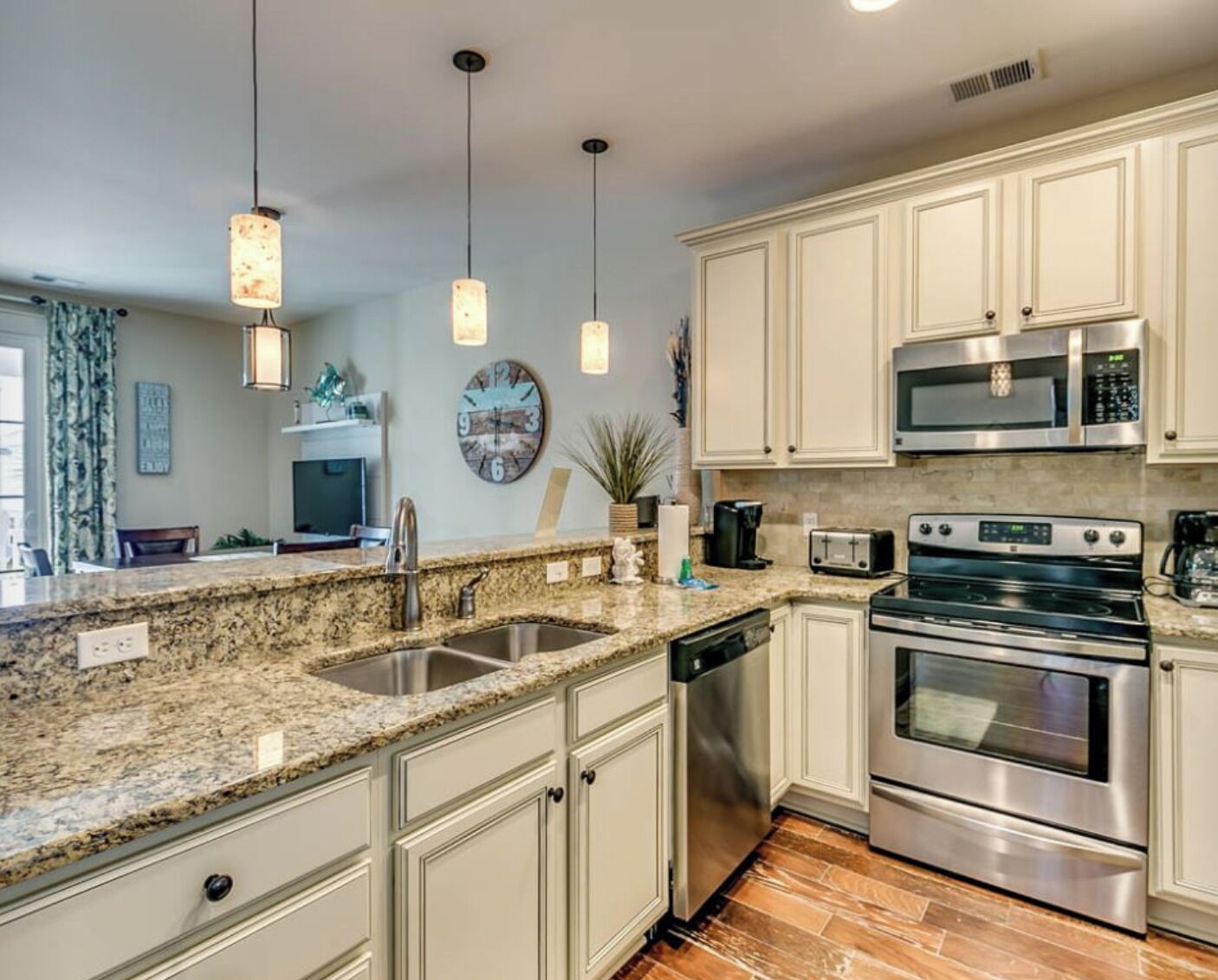 Frigorifero, microonde, piano cottura, macchina per tè/caffè