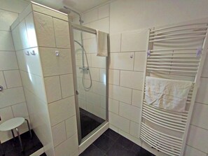 Shower, hair dryer, towels, soap - Cosy holiday flat in a quiet location, close to Luxembourg and Trier (Ralingen)