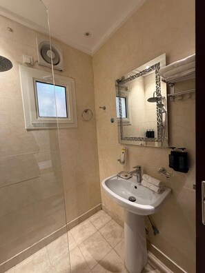 Quarto casal básico | Banheiro | Chuveiro, produtos de toalete grátis, secador de cabelo, chinelos